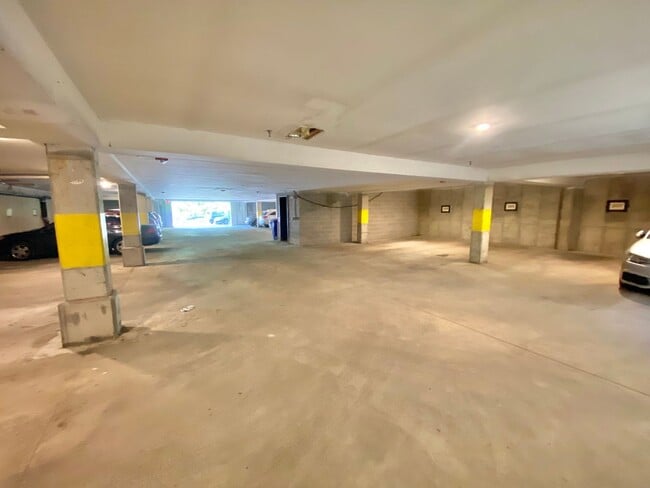 Building Photo - 1 Bedroom in Burlington VT Available 10/1!...