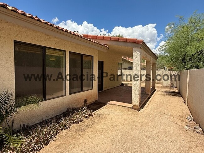 Building Photo - Three Bedroom/Two Bath Home