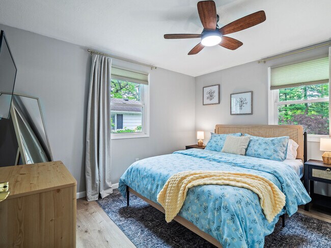 Building Photo - 5012 Hollyview Dr