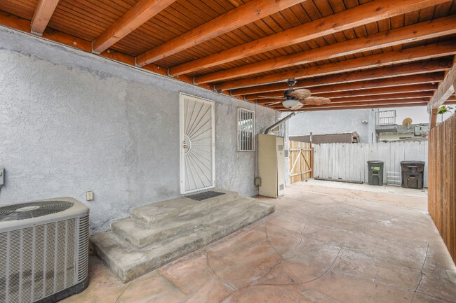 Building Photo - 2905 S Harcourt Ave