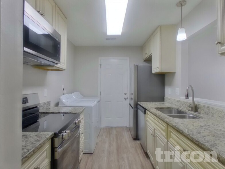 Building Photo - 6701 Hickory Trace Dr