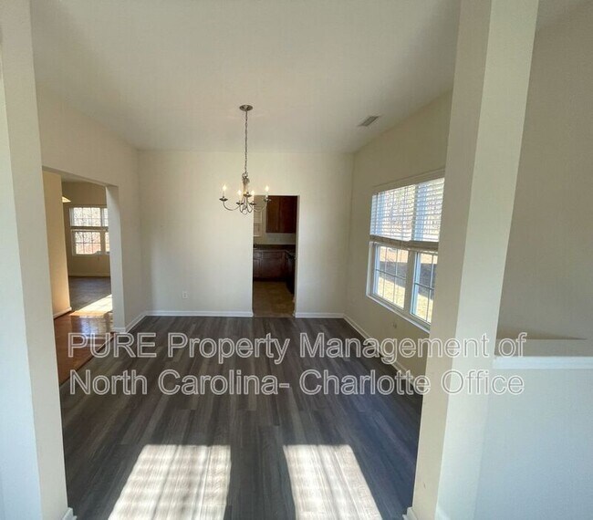 Building Photo - 705 Weeping Willow Dr