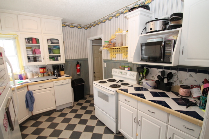 Tiled kitchen w/ appliances - 215 W 12th St