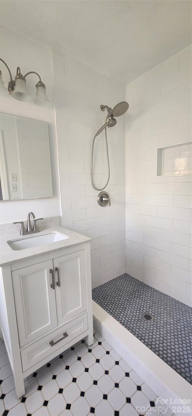 Building Photo - 2015 Glouchester Cir