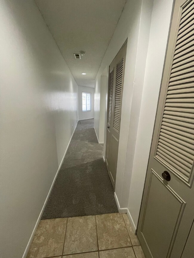 Building Photo - 1 bedroom apartment with in-unit laundry, ...