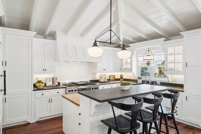 Building Photo - 2035 Miramar Dr