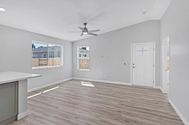 Building Photo - 4 bed 3 bath Prime Location!