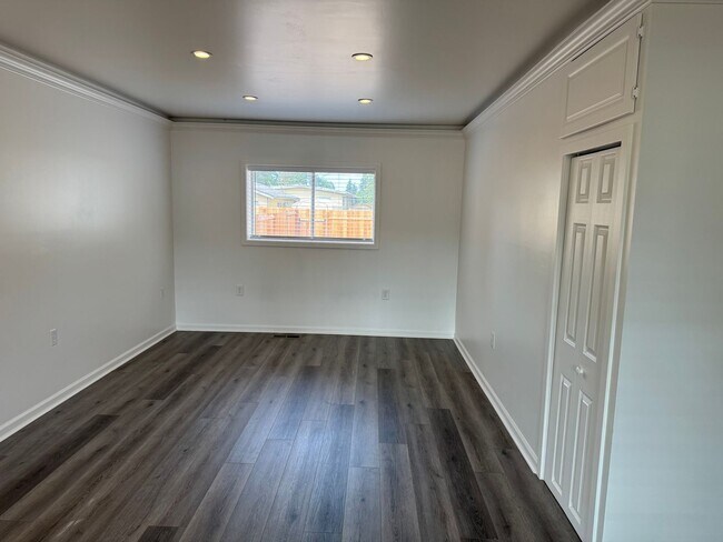 Building Photo - Updated 3 bedroom 2 bathroom duplex in his...