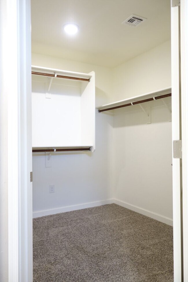 Building Photo - (Vail) Spacious 5 bedroom 3 bath house!