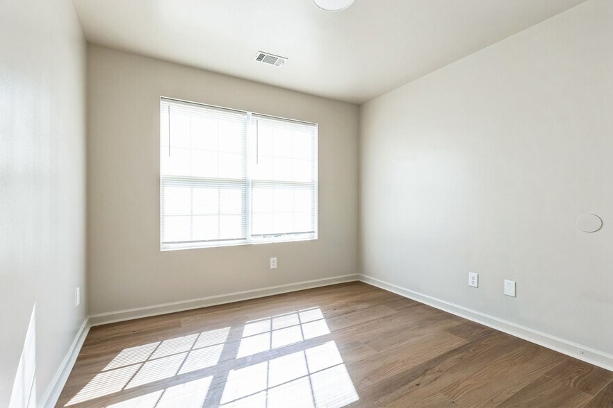 Building Photo - 625 Mill Stone Bluff