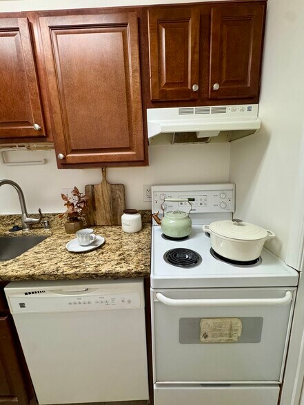 Building Photo - 10-16 E Chase St