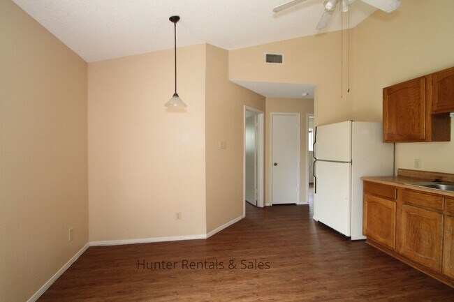 Building Photo - Dreamy Three-Bedroom - 1st month free with...