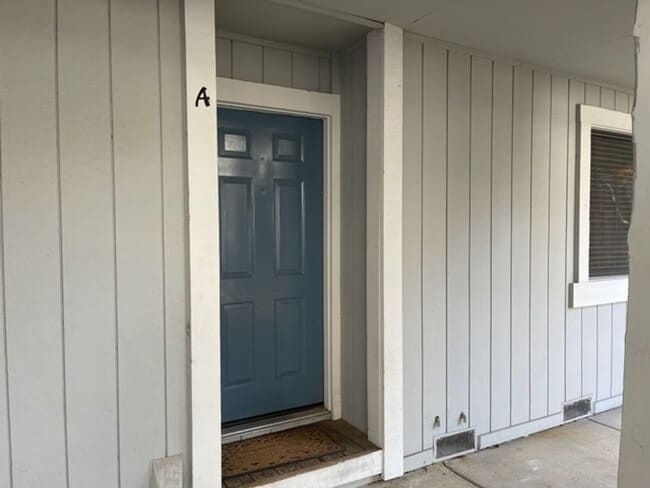 Building Photo - Wonderful lower level Condo with Laminate ...
