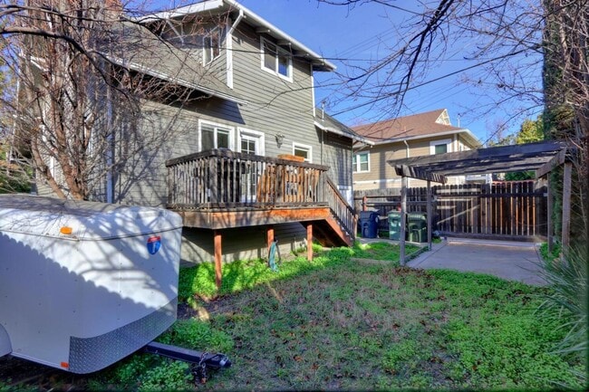 Building Photo - Beautifully Renovated 5 Bedroom Midtown Home