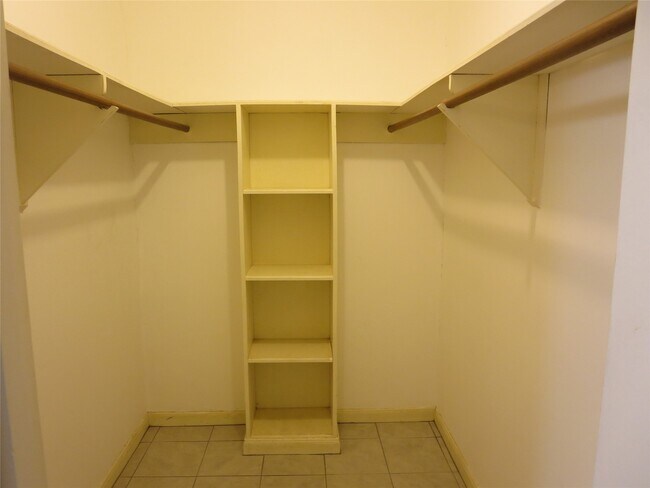 Building Photo - 1006 Walnut Bend Ln
