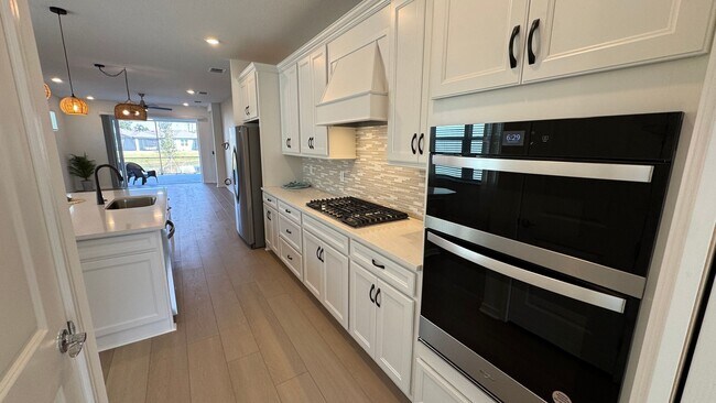 Building Photo - Unfurnished Annual Rental Available Now