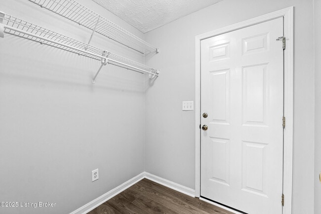 Building Photo - 11001 Bay Run Dr