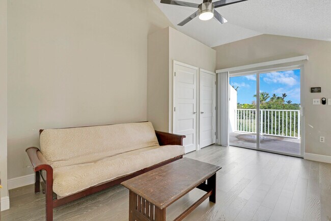Building Photo - 360 Bella Vista Ct N