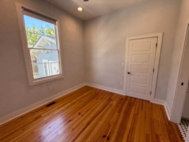 Building Photo - 3 Bedroom 3 Bath Apartment - Downtown Char...
