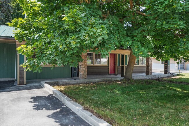 Building Photo - 3 Bed 2.5 Bath Fully Furnished single level rancher with fenced yard & plenty of space