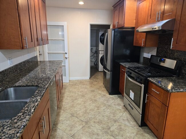 Building Photo - 1645 W Wisteria Pl