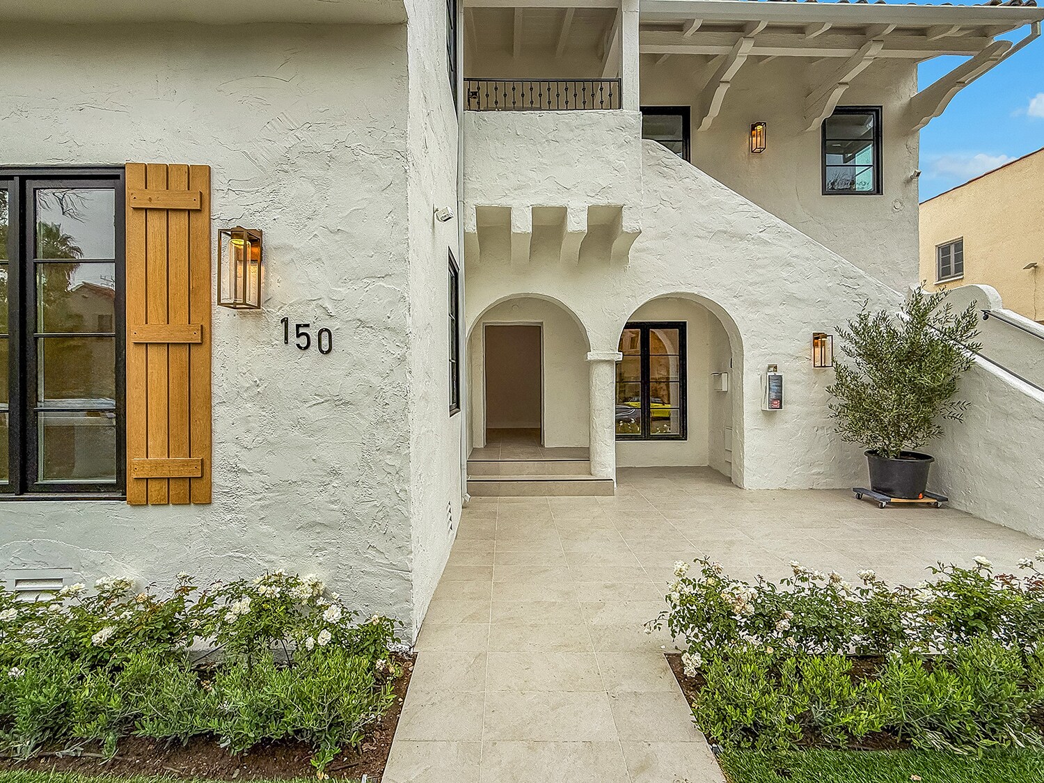 Building Photo - 150 N Arnaz Dr