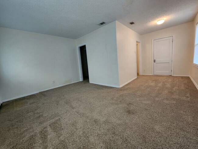 Building Photo - 109 NW Gilliland Rd