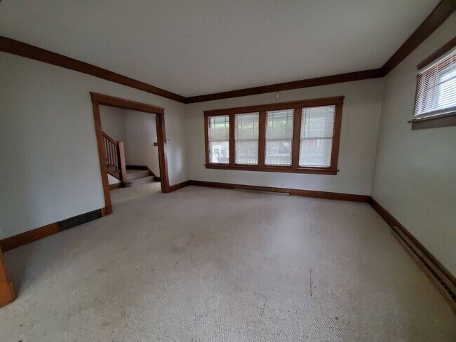 Building Photo - Immaculate 4 Bedroom Single Family with Central AC and Detached Garage, parking lane, and Large B...