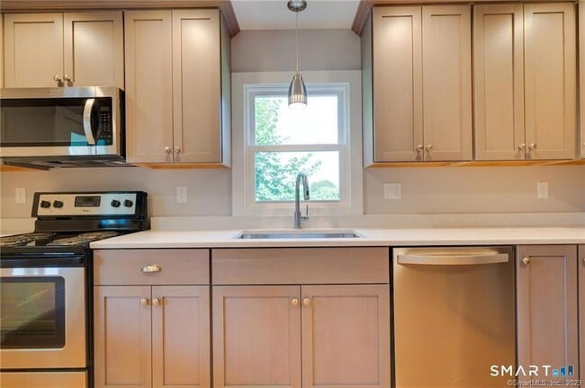 Building Photo - 157 River Rd