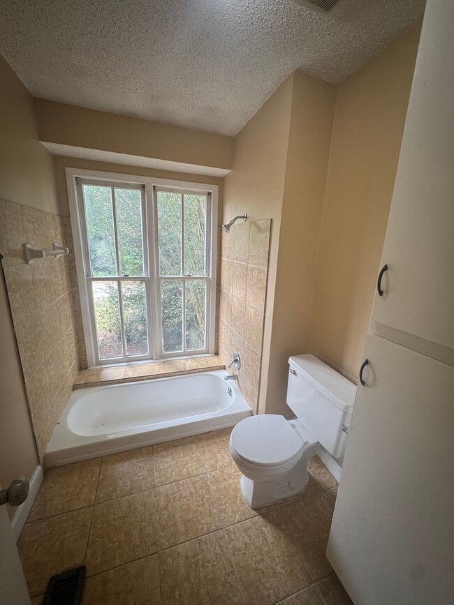 Building Photo - Large Townhome