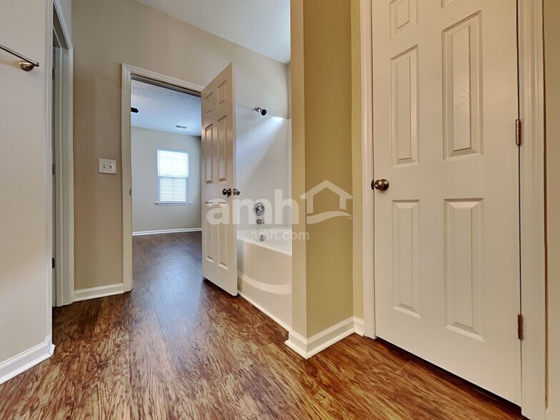 Building Photo - 60 Creek Bend Dr