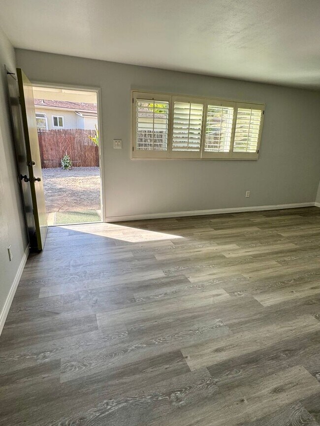 Building Photo - Beautiful 3 Bed/2 Bath Walking Distance fr...