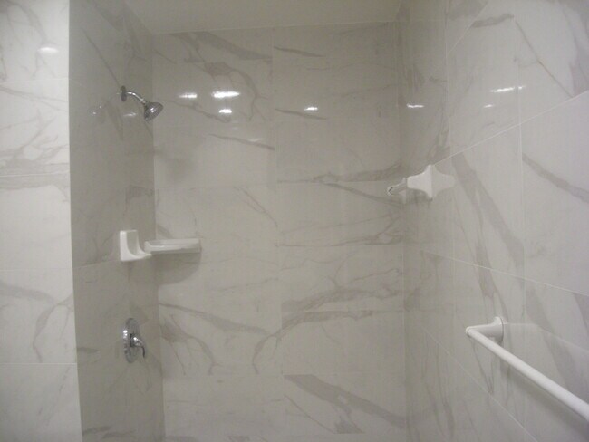 Master bathroom - 11701 SW 108th Ln