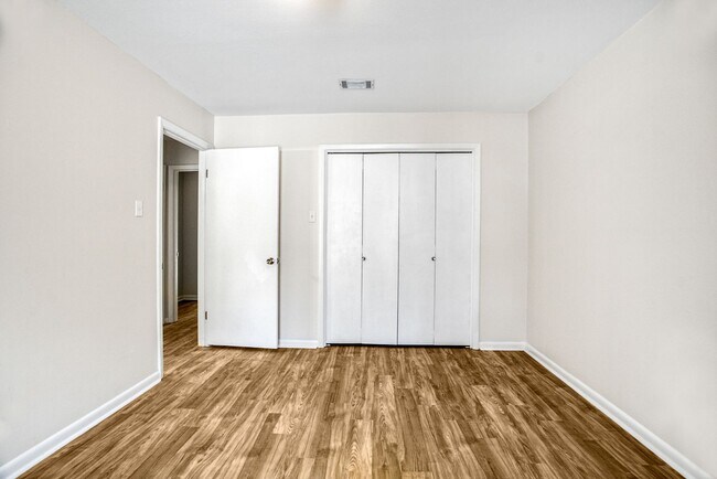 Building Photo - 2 Bedroom 2 Bath TOTALLY Renovated Maumelle Condo