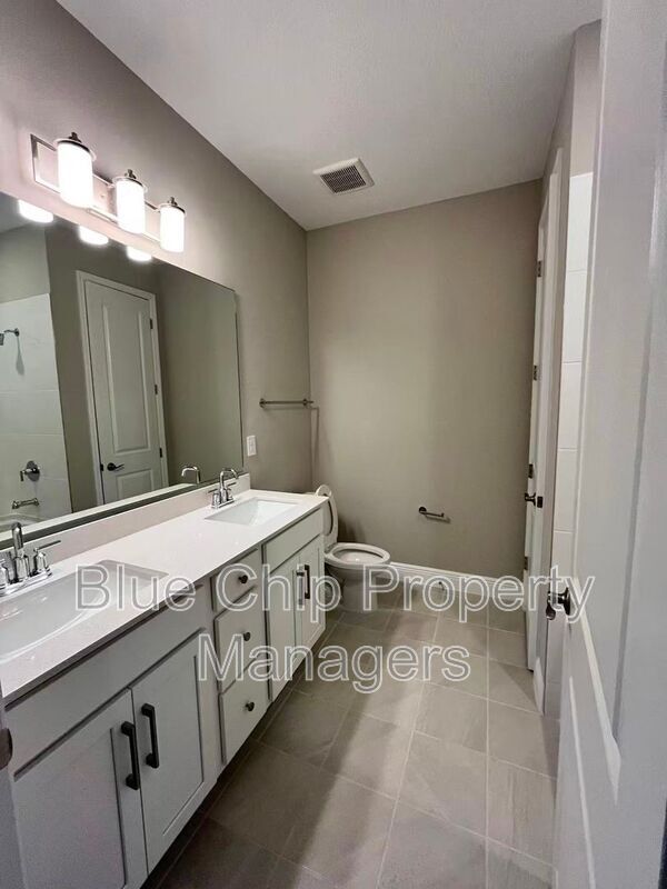 Building Photo - 1224 Pampus Dr