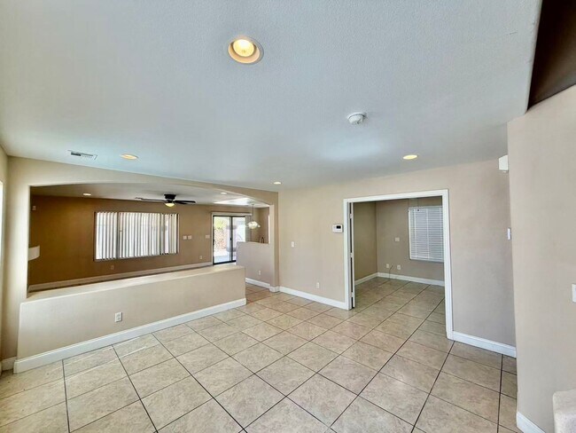Building Photo - Very nice 2 story single family house