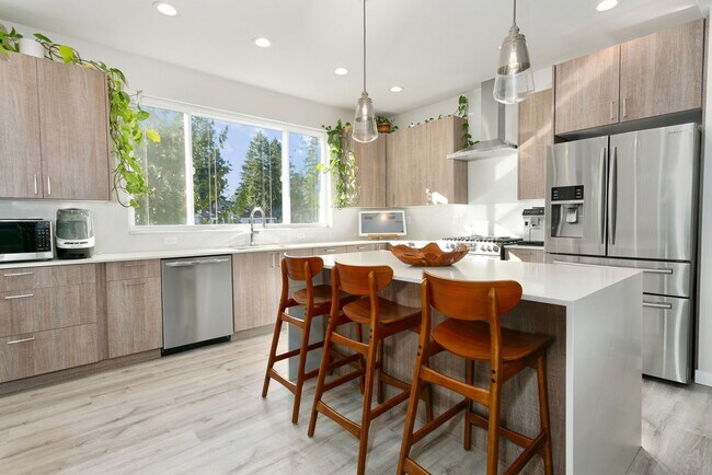 Building Photo - Gorgeous House in a Family-Friendly neighb...