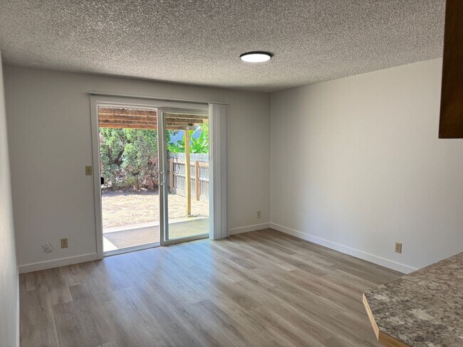 Building Photo - Large single level 2-bedroom/1 bath duplex in Springfield!