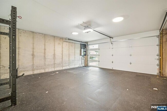 Building Photo - 66B Henry Ave