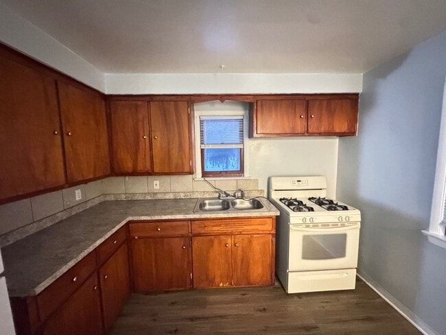 Building Photo - This Charming 3BR Single Family Home!