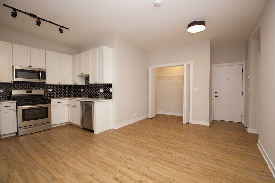 Building Photo - 661 W Wrightwood Ave