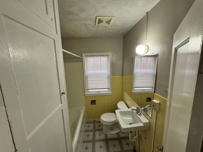 Building Photo - 1 Block from Campus & 3 blocks from Aggieville