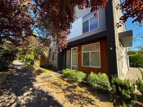 Building Photo - 1017 NE 55th St