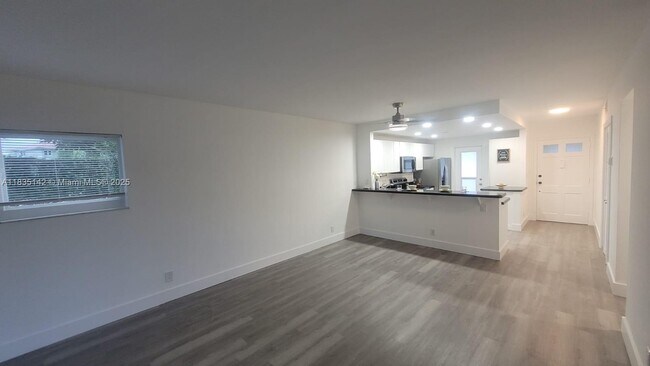 Building Photo - 1100 Pine Dr