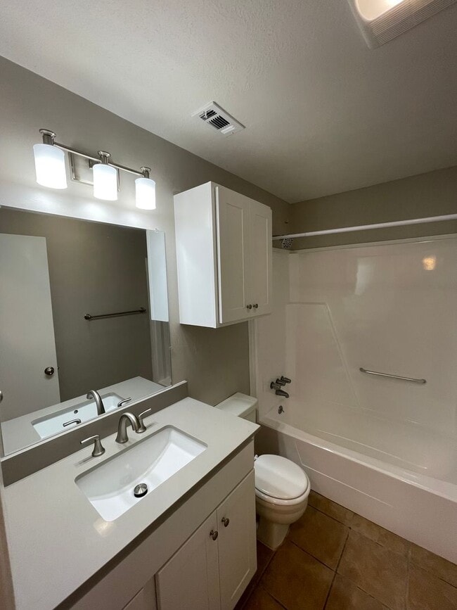 Building Photo - 825 San Saba Dr