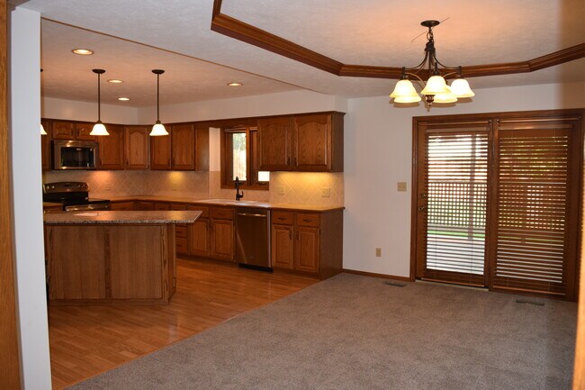 Building Photo - 2210 Skyline Dr