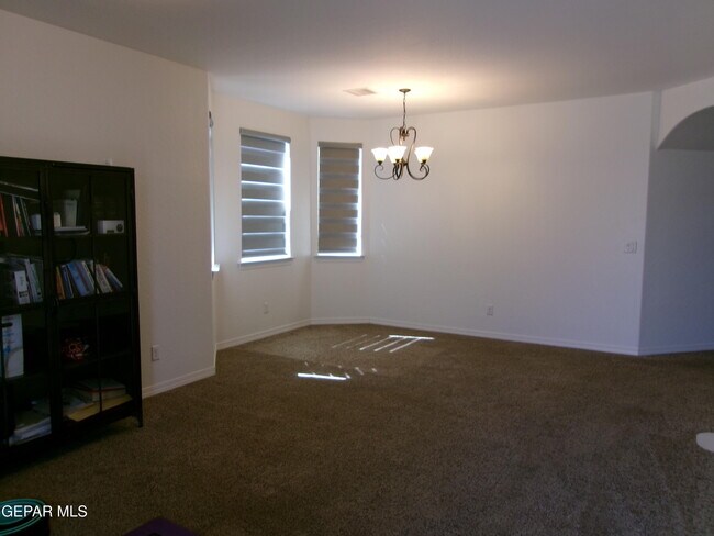 Building Photo - 6445 Villaggio Dr