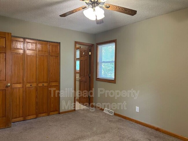 Building Photo - 401 SW Stoney Brook Ln