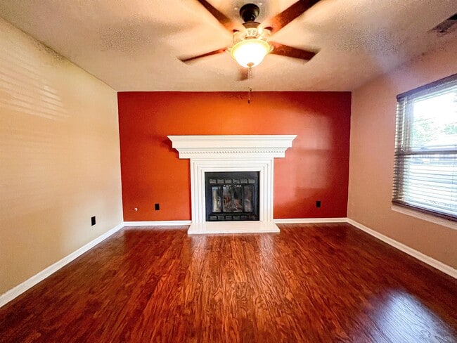 Building Photo - 1559 Summerhill Dr