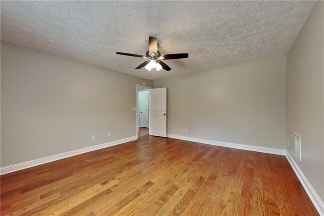 Building Photo - 990 Golden Meadows Ln